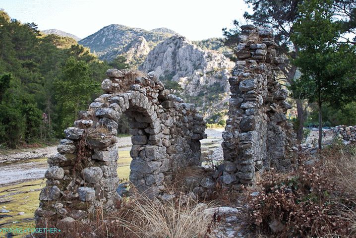 Mesto Olympos na levem bregu reke Ulupinar.