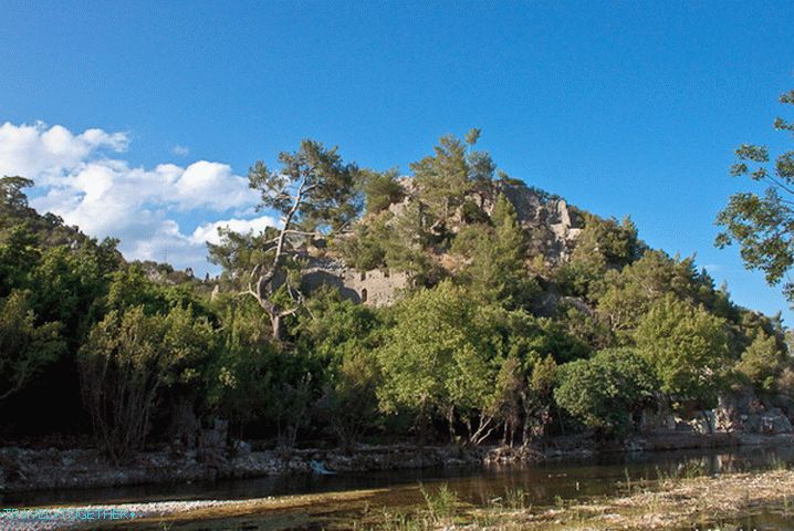 Mesto Olympos na levem bregu reke Ulupinar.
