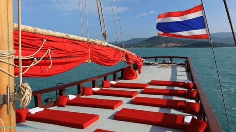 Križarjenje ob obali otoka Koh Phangan na jadrnici