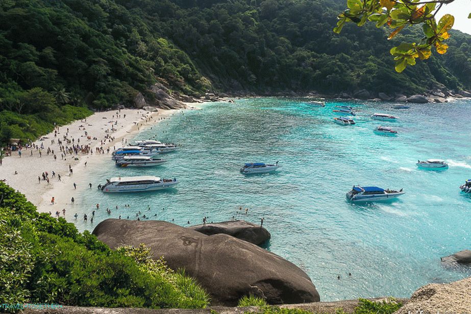 Od zgoraj se odpira čudovit pogled na plažo.