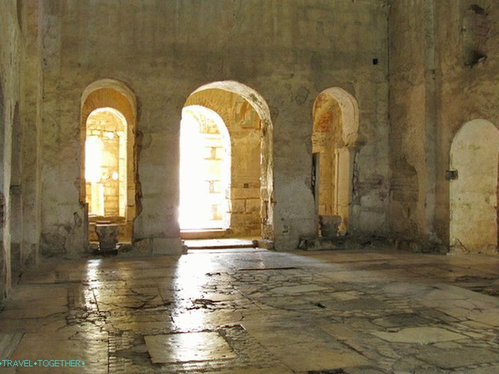 V notranjosti cerkve sv. > <img title=