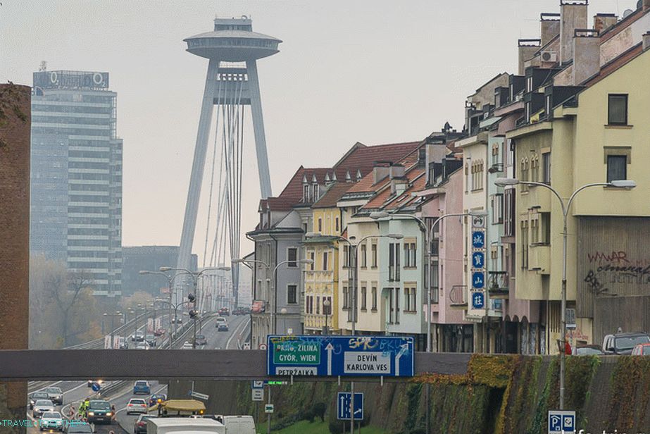 Od daleč kot leteči krožnik nad starim mestom