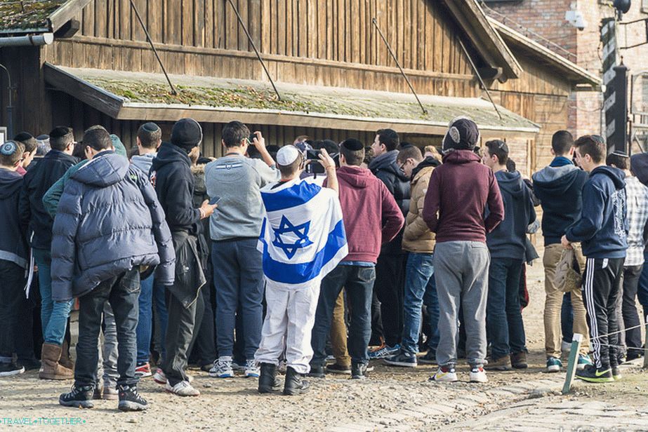 Šolski otroci iz Izraela na izletu v Auschwitzu. Nismo videli svojih.