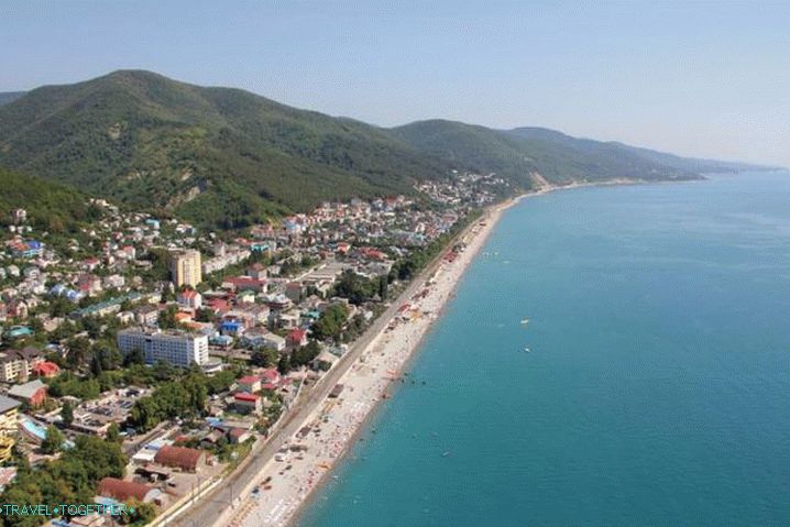 Lazarevskoye. Železniška proga gre mimo plaže.