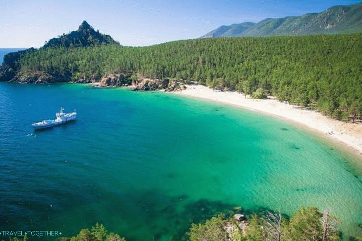 Bajkal, voda tukaj je turkizna in plaže so čiste