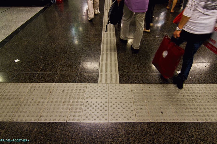 Povsod v metroju in na javnih mestih, če vodniki za slepe