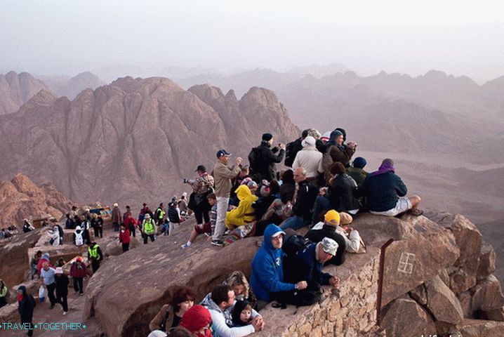 Mount Moses (Mount Sinai). Vsi čakajo na sonce, da se dvigne.