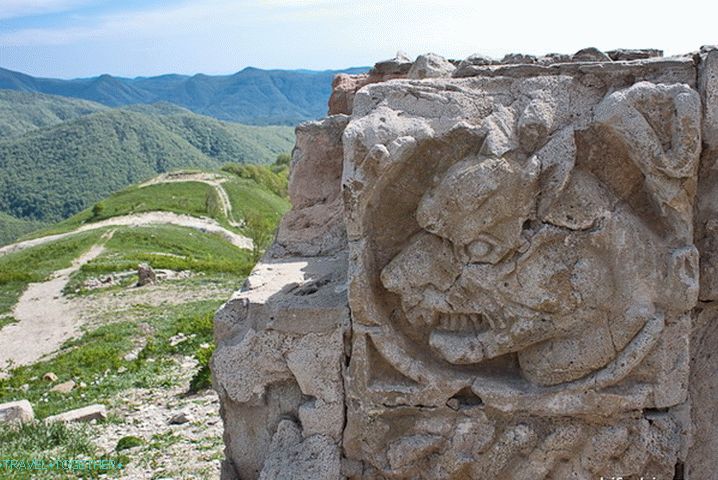 Silhueta leva poleg trdnjave.