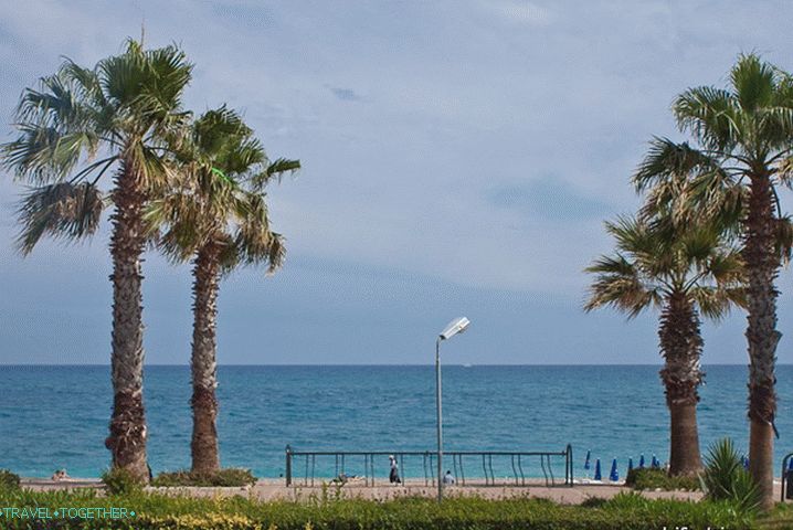 Mesto Antalya. Pogled iz hiše na obali.