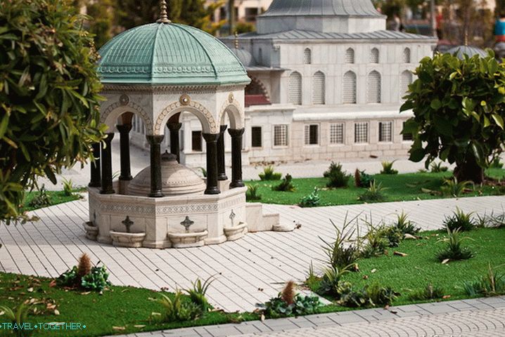Model fontane v mini-mestu višine 20 cm.