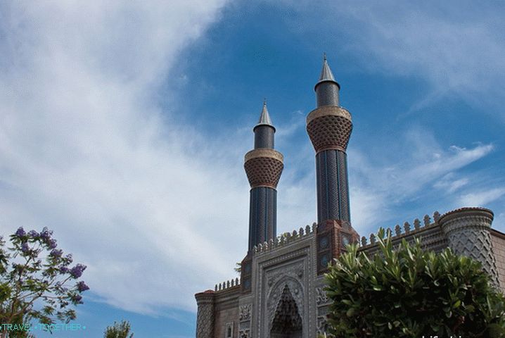 Postavitev mošeje v Mini Cityju.
