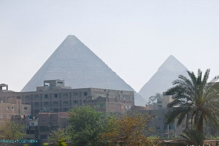 Pogled iz Kaira na starodavne piramide.