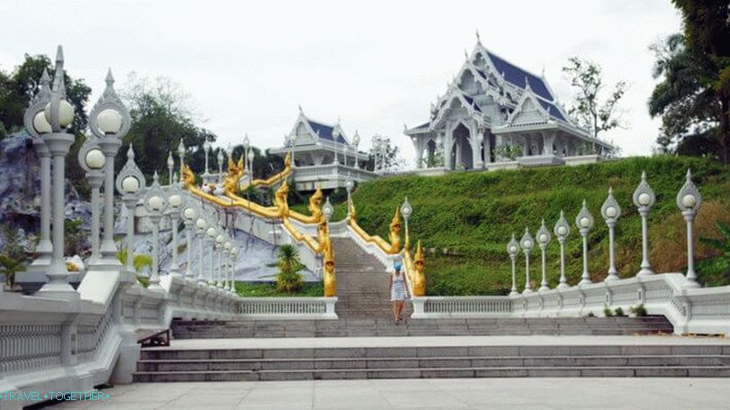 Tempelj Wat Kaew Korawaram v mestu Krabi