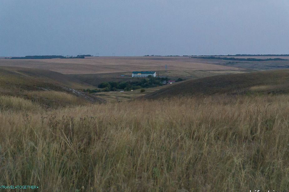 Če hodite okoli Divnogorie, potem od zgoraj lahko vidite hotel
