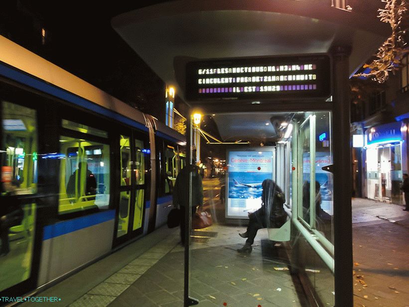 Plakat na postaji za tramvaj