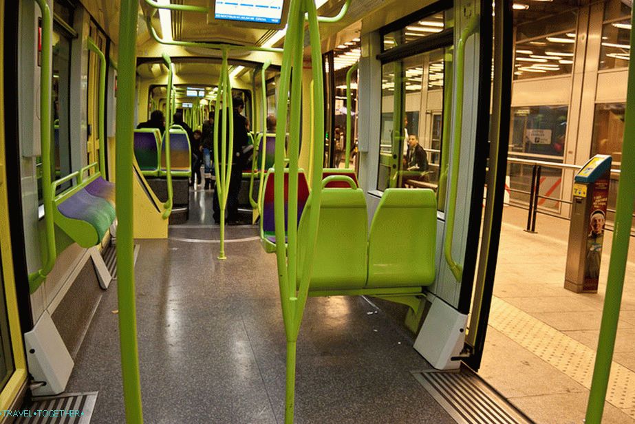 Vhod v tramvaj v Grenoblu brez parochke