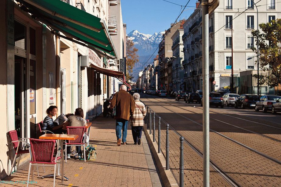 Cafe v Grenoblu in francoskih gorah