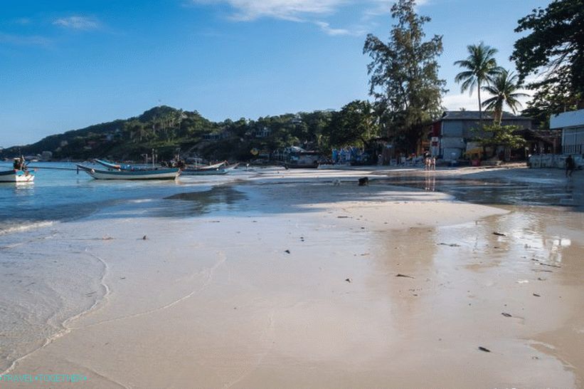Pogled na desno, plaža se naslanja na skale