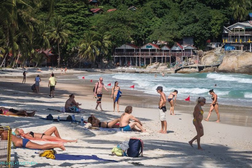 Obstaja senca, plaža je široka, obstaja veliko hiš