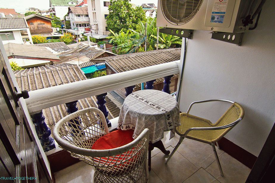 Precej srčkan balkon, ovira samo zunanjo enoto klimatske naprave