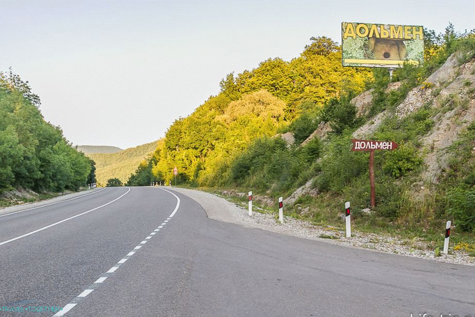 Dolmenski ščit ob cesti