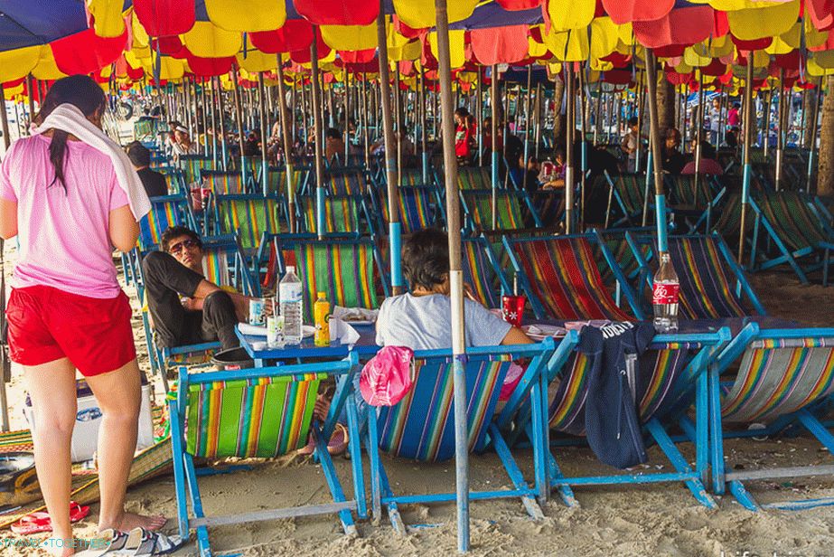 Celotna plaža je polna ležalnikov, počitek v tajskem