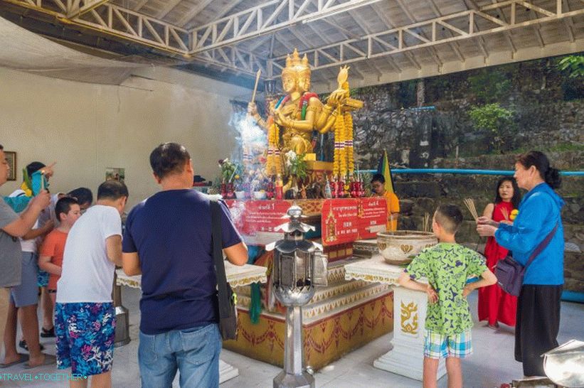 Tempelj Kao Ranga v Phuketu - blizu opazovalne platforme Rang Hill