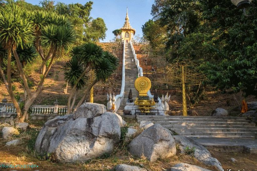 Tempelj Phra Mondop z odtisom Bude