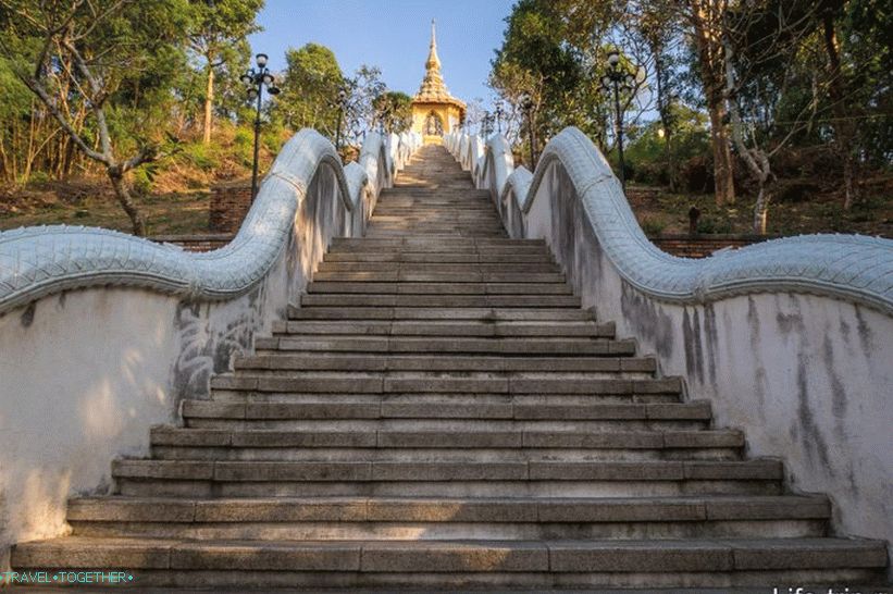 Stopnice do templja Phra Mondop