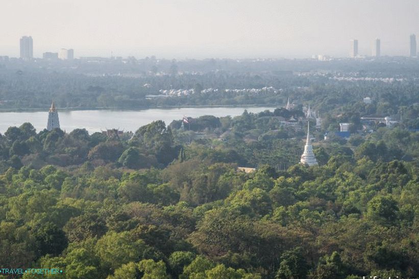 Pogled na Pattayo in ozemlje tempeljskega kompleksa iz templja Phra Mondop