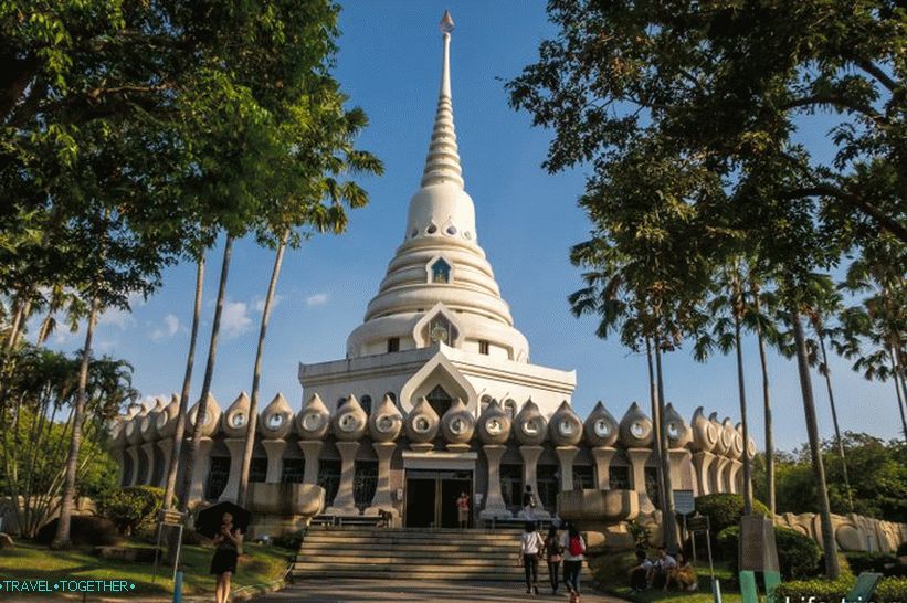 Stupa na ozemlju kompleksa Wat Yan