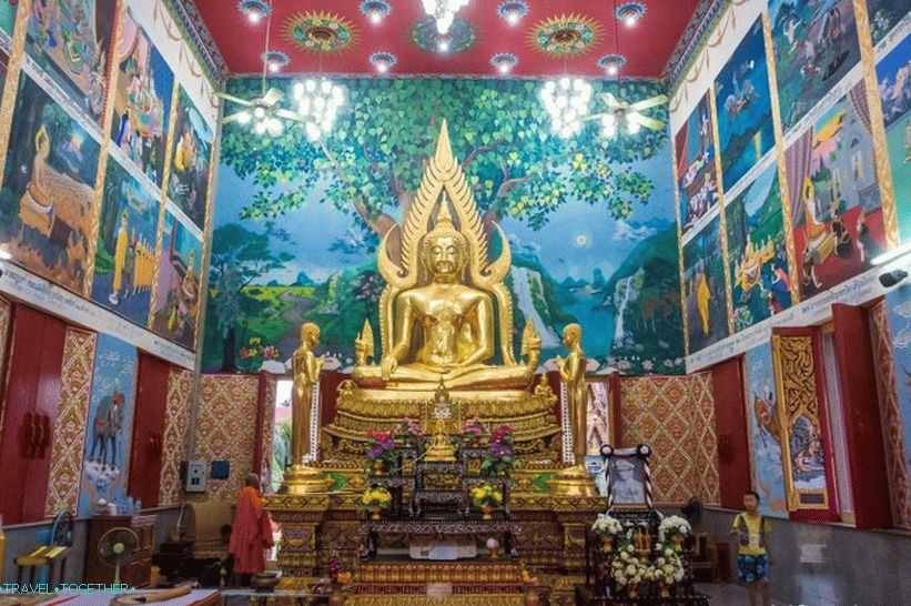 Play Lam Temple od znotraj, stene so okrašene s slikami Ramayane