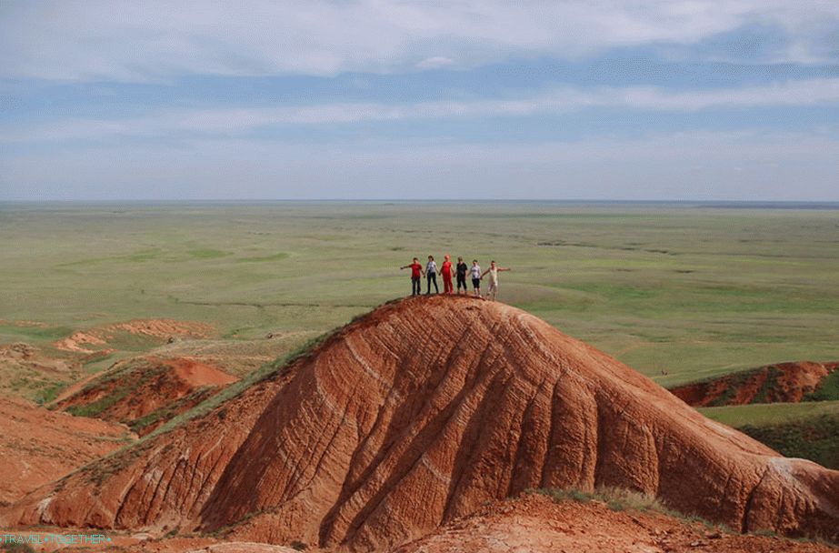 Na rdečih skalah v rezervatu Bogdinsko-Baskunchaksky, Astrahanska regija