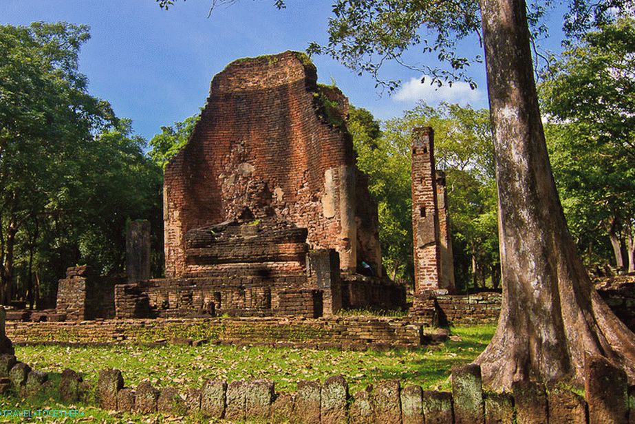 Ostanki templja kipov Wat Si Iriyabot in Buddhe