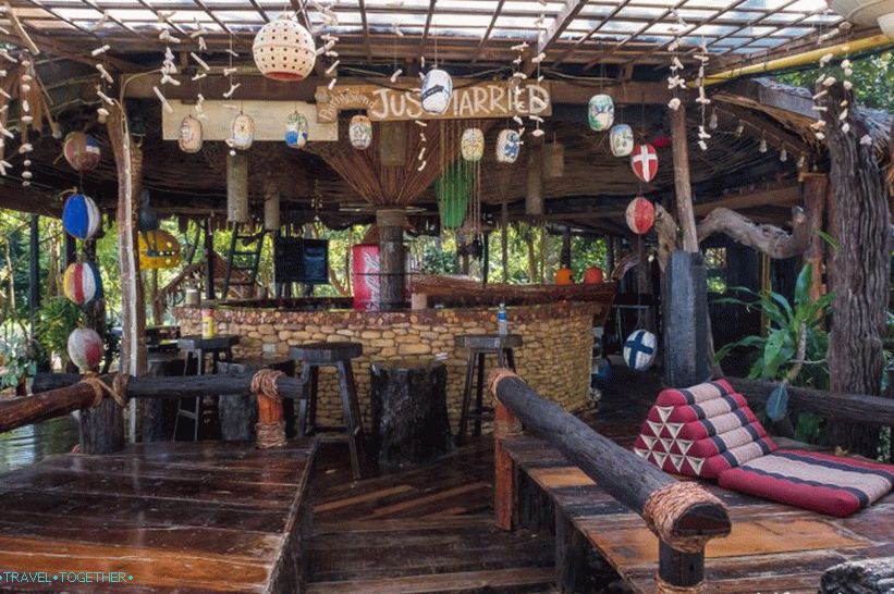 Cafe Monkey Bar na Phi Phi - za introverte in srečanje