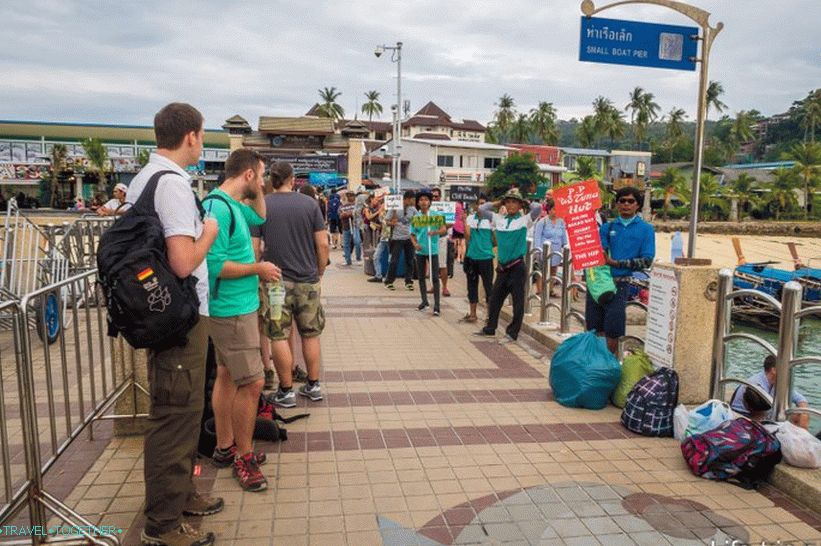 Pier Tonsai na Phi Phi, z znaki so hotelski delavci