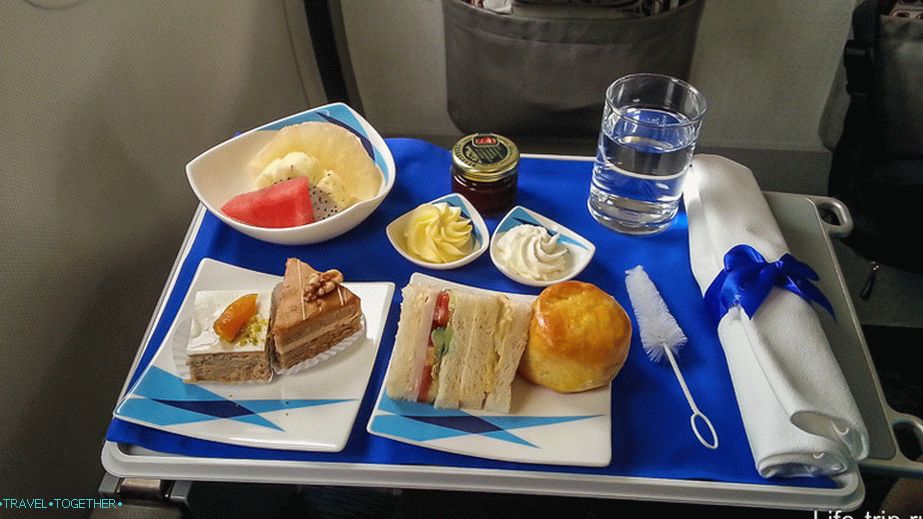 Kosilo v poslovnem razredu Bangkok Air, v gospodarstvu nekoliko lažje
