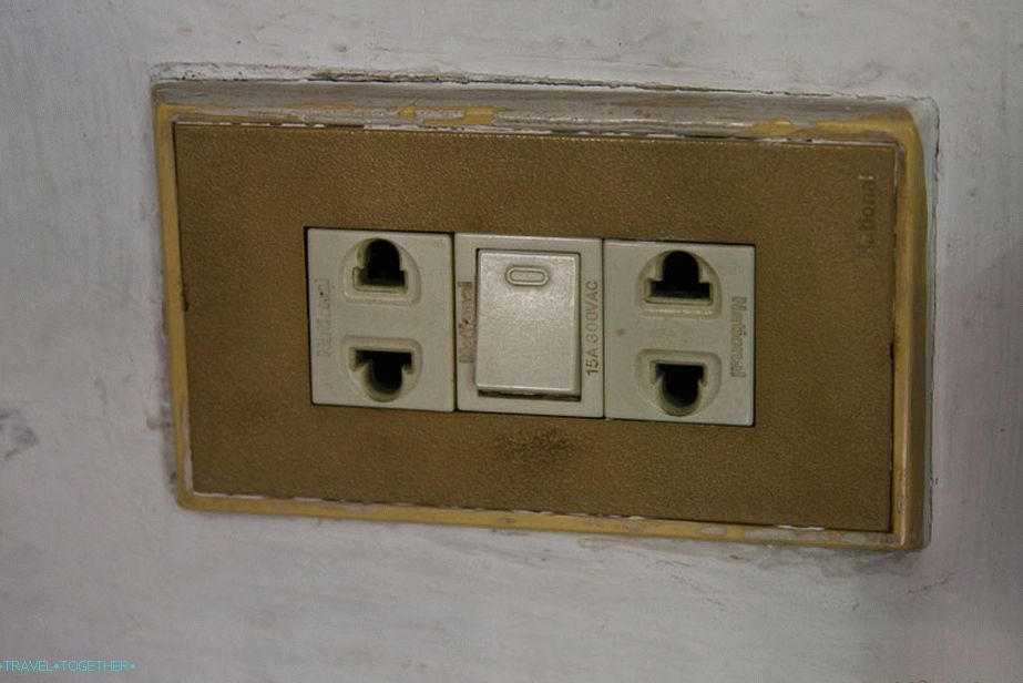 Vtičnice z dvema luknjama - vsi naši vtiči ustrezajo