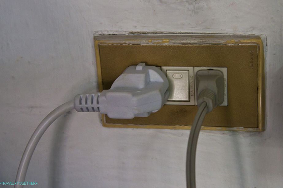 Euro-plug in flat-pin ameriški vtič mirno sobivajo