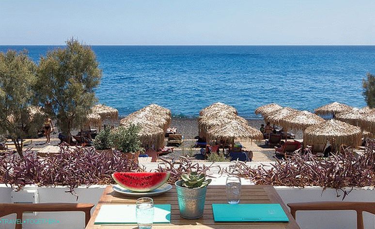 Kamari na Santorini: letovišče na črni plaži