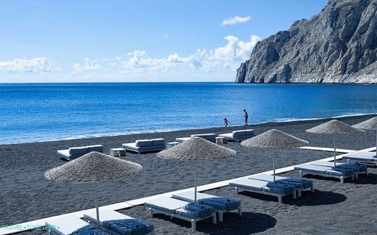 Kamari na Santorini: letovišče na črni plaži