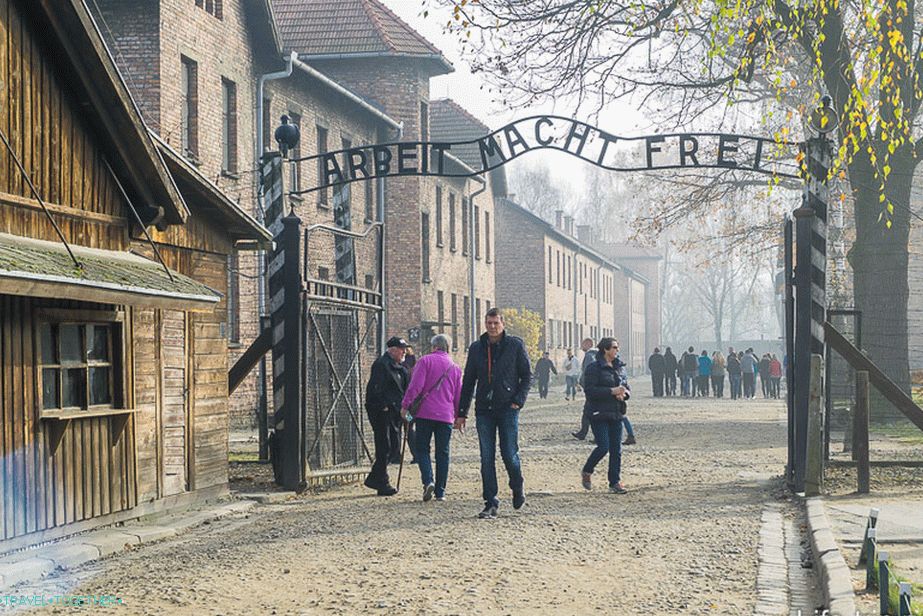 Veliko ljudi, lepo vreme. Auschwitz 1.