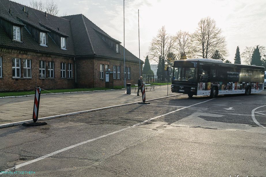 Postajališče basov na parkirišču Auschwitz 1