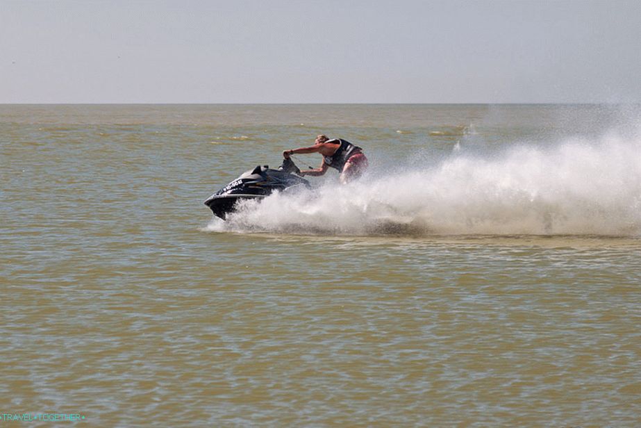 Jet ski piše piruete