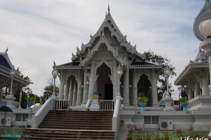 Wat Kaew Korawaram v Krabiju