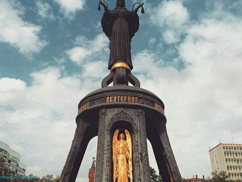 Spomenik sv. Katarini v Krasnodarju. Fotografija - @alinayavorskaya