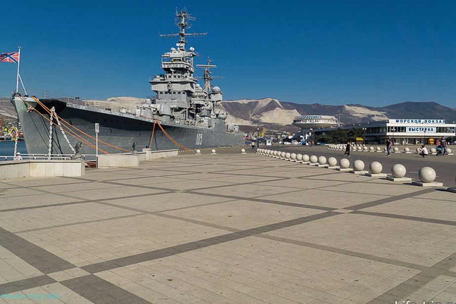 Cruiser Mikhail Kutuzov v Novorossiysku