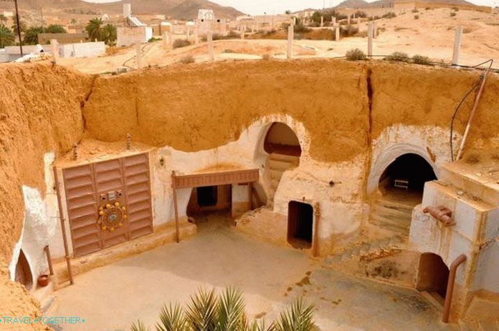 Tunis, mesto Matmata, kjer živijo domorodci Berberjev