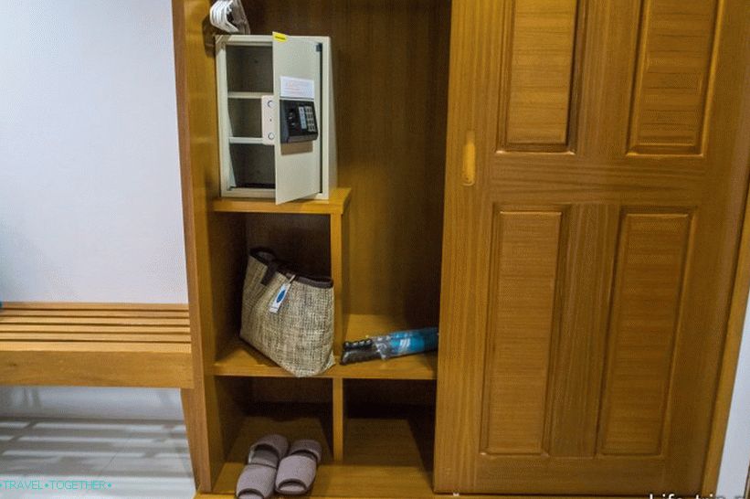 Všeč mi je bilo, da je sef velik, da se bo prenosnik zlahka prilegal