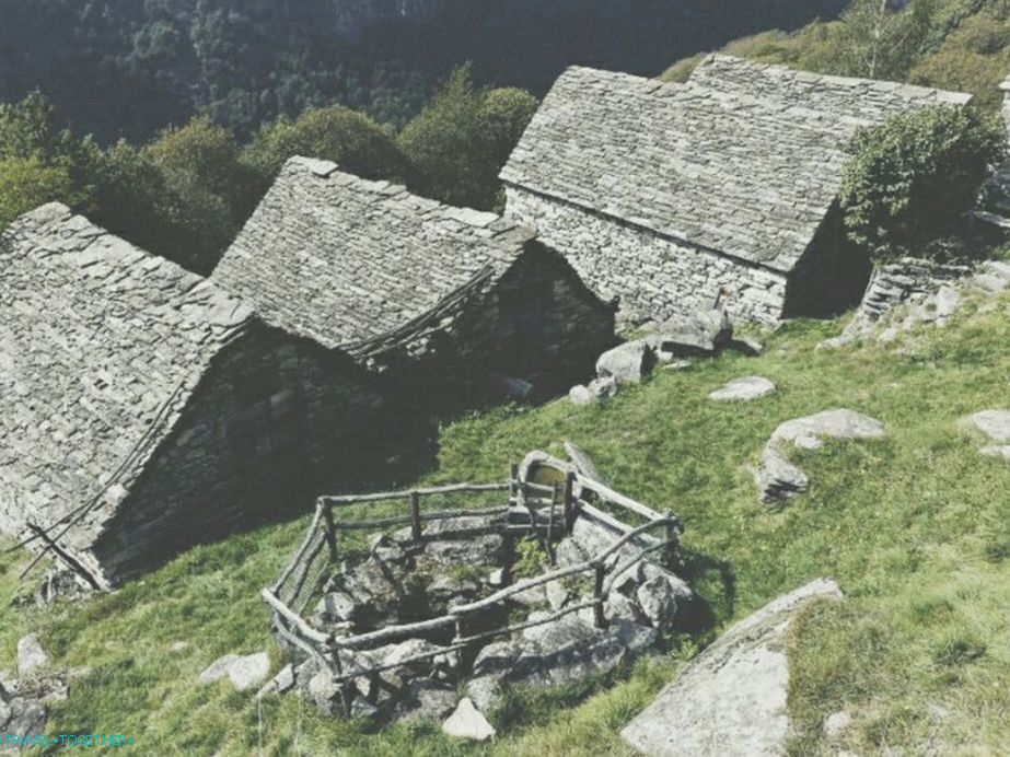 Stare hiše v vasi Lavertezzo
